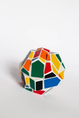 Çok renkli sıradışı bulmaca, beyaz bir arka plan üzerinde garip şekil rubik küpü