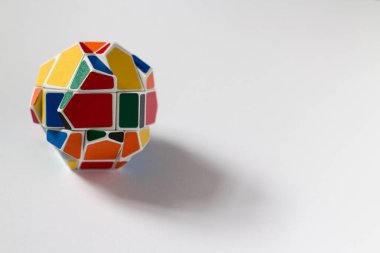 Çok renkli sıradışı bulmaca, beyaz bir arka plan üzerinde garip şekil rubik küpü