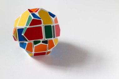 Çok renkli sıradışı bulmaca, beyaz bir arka plan üzerinde garip şekil rubik küpü