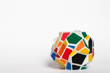 Çok renkli sıradışı bulmaca, beyaz bir arka plan üzerinde garip şekil rubik küpü