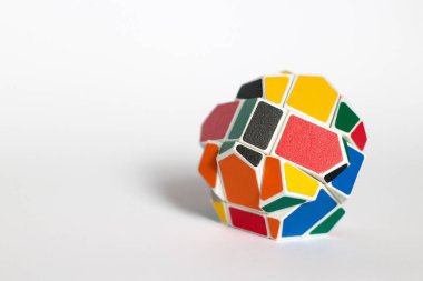 Çok renkli sıradışı bulmaca, beyaz bir arka plan üzerinde garip şekil rubik küpü