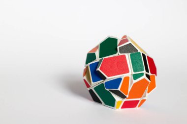 Çok renkli sıradışı bulmaca, beyaz bir arka plan üzerinde garip şekil rubik küpü