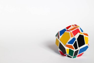 Çok renkli sıradışı bulmaca, beyaz bir arka plan üzerinde garip şekil rubik küpü