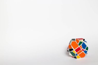 Çok renkli sıradışı bulmaca, beyaz bir arka plan üzerinde garip şekil rubik küpü