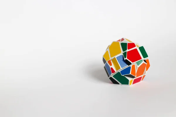 Çok renkli sıradışı bulmaca, beyaz bir arka plan üzerinde garip şekil rubik küpü