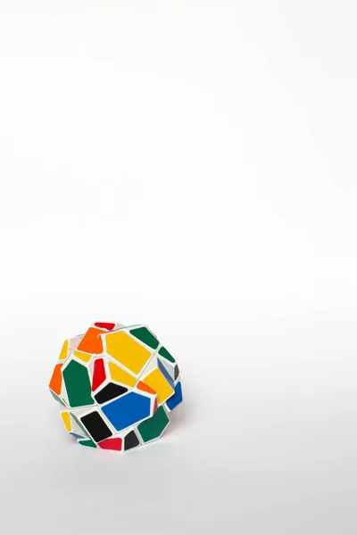 Çok renkli sıradışı bulmaca, beyaz bir arka plan üzerinde garip şekil rubik küpü