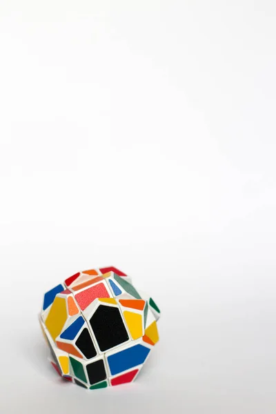 Çok renkli sıradışı bulmaca, beyaz bir arka plan üzerinde garip şekil rubik küpü