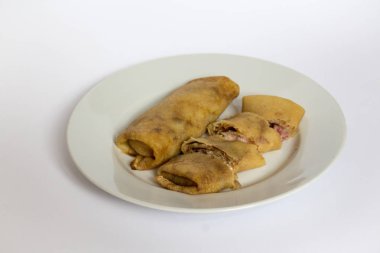 İki kızarmış krep jambon ve peynir beyaz bir plaka üzerinde beyaz, doldurma ile arka plan gri