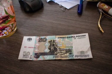 kahverengi bir tablo üzerinde banknot 50 elli Rus ruble