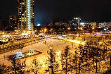 gece şehir Rus akşam araba farlar yolu köprüsü üzerinde ışıklar. 