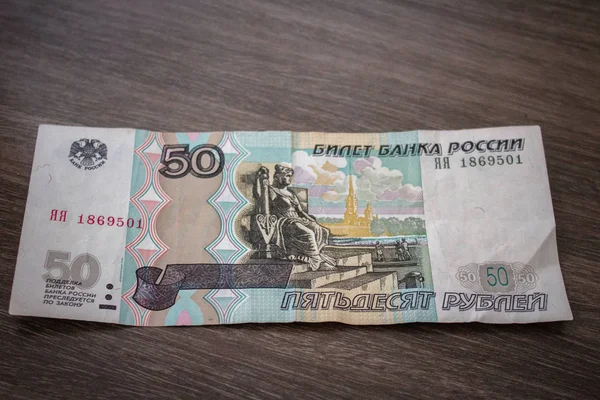 kahverengi bir tablo üzerinde banknot 50 elli Rus ruble