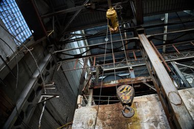 Beş tonluk endüstriyel vinç kancası, fabrikanın içinde..