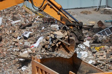 Kazı kovası inşaat atıklarıyla dolu, yakın plan..