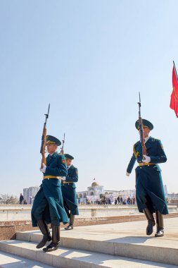 Ala-Too 'nun ana meydanında Onur Muhafızlarının değişmesi. Bishkek, Kırgızistan - 21 Mart 2023