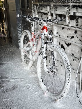 Bir oto yıkamada bisikleti köpükle yıkamak..