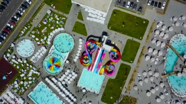 Su parkı kızakçıları havuz sürüşüne