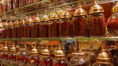 Mısır Çarşısı, Istanbul, Türkiye içinde ekranda görüntü kavanoza pahalı safron