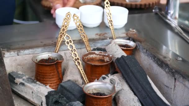 熱い砂と木炭に正体不明の男が醸造されているトルコ コーヒー — ストック動画