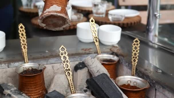 土耳其咖啡被不明男子在热沙子和木炭酿造 — 图库视频影像