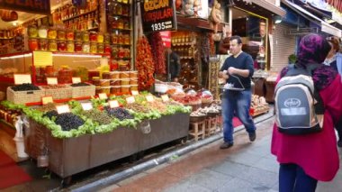 Kadıköy, Türkiye-Eylül 2016: Kadıköy, Istanbul, Türkiye pazarında satışa çeşitli zeytin ve diğer fermente üretmek