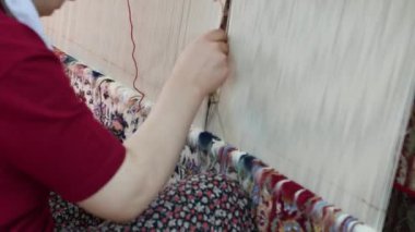 Kimliği belirsiz bir kadın Türkiye'de Türk halı örgüleri.