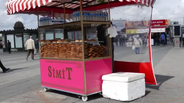 アジア側カドゥキョイ イスタンブール トルコのお客様のアジア側カドゥキョイ 2016 年トルコ 正体不明の Simit ベーグルの形をしたパン 売り手待機 — ストック動画