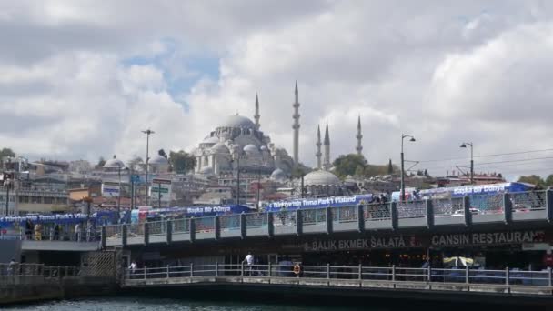 イスタンブール トルコ 2016年 スレイマニエ モスク晴れた日にトルコのイスタンブールで 移動のフェリーから見た — ストック動画