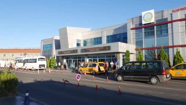 タクシーを待つ乗客と Keyseri 2016 年トルコ Keyseri 空港外観 — ストック動画