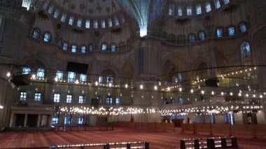 Sultanahmet Camii (Sultanahmet Camii) Istanbul, Türkiye'de iç. Sultanahmet Camii adı elde edilen, mavi iznik çinileri dekore edilmiş iç duvarlar.