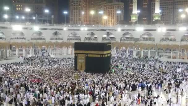在沙特阿拉伯麦加 Masjidil 圣地的 Kaabah 穆斯林朝圣者的快速转发镜头表演着晚间祈祷 — 图库视频影像