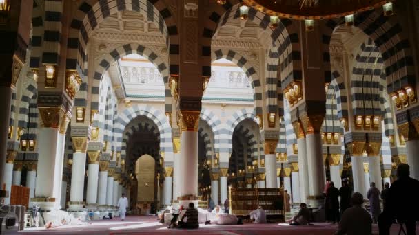 Medina Saudi Arabien Dezember 2016 Muslime Lesen Quran Und Beten — Stockvideo