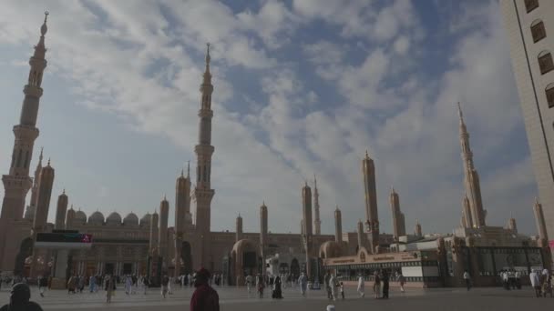 Madinah Arabia Saudita Diciembre 2016 Musulmanes Identificados Afuera Entrada Mezquita — Vídeo de stock