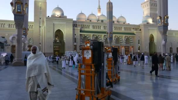 Madinah Saudiarabien December 2016 Oidentifierade Muslimska Arbetare Utanför Sammansatta Nabawi — Stockvideo