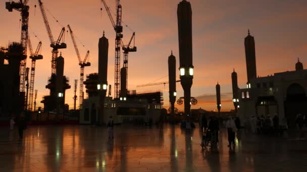 建設用クレーン イスラム教の巡礼者 日の出アル マディーナ サウジアラビアの中に未開封の巨大な天蓋傘のマディーナ サウジアラビア王国 2016年 シルエット — ストック動画