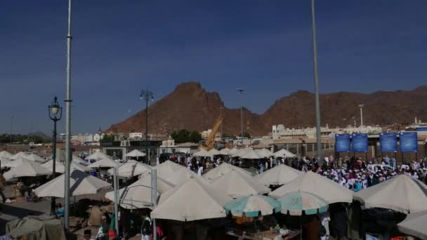 Uhud の戦いの歴史的場所のマディーナ サウジアラビア王国の訪問者によく販売して様々 なアラブ人ビジネスマンに属するマディーナ サウジアラビア王国 2016年 テント — ストック動画