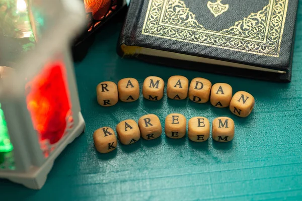 Studio Ustawić Strzał Oświetlone Latarnia Pokazując Ramadan Kareem Oznacza Błogosławiony — Zdjęcie stockowe