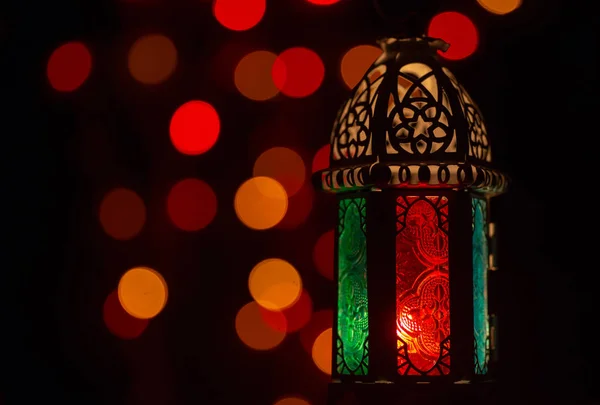 Малоосвещенная студия устроила съемку освещенных полос - показывая рамаду — стоковое фото