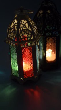 Dikey düşük ışık stüdyo ışıklı fener çekim kurmak - ramazan kareem veya bayram mübarek kutlama kavramsal gösteren.