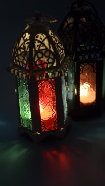 Pionowe Słabym Oświetleniu Studio Ustawić Strzał Oświetlone Latarnia Pokazując Ramadan — Wideo stockowe
