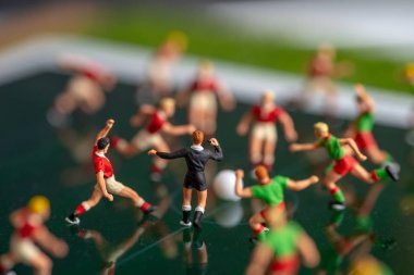 Minyatür oyuncaklar figürinler futbol (futbol) oyuncular yan görünümü 