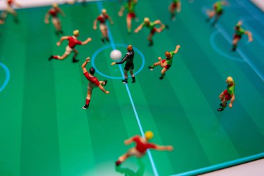 Minyatür oyuncaklar figürinler futbol (futbol) oyuncular yan görünümü 