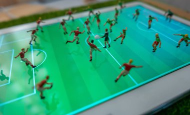 Minyatür oyuncaklar figürinler futbol (futbol) oyuncular yan görünümü 