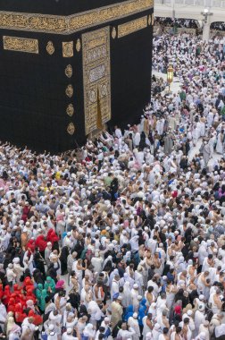 Müslüman hacılar Mekke Mescidi Haram'da Kara Taş yakınlarındaki Kabe'yi çevrelerler. Dünyanın dört bir yanındaki Müslümanlar namaz vaktinde Kâbe'ye karşı karşıya. 