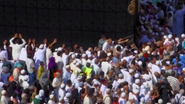 Mekke, Suudi Arabistan - Çerkezköy 2014: Müslüman hacılar Mekke Mescidi Haram'da Kara Taş öpmek için acele, Suudi Arabistan. Dünyanın dört bir yanındaki Müslümanlar namaz vaktinde Kâbe'ye karşı karşıya. 