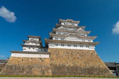 Himeji, Hyogo mavi gökyüzüne karşı Himeji Kalesi tahkimat 