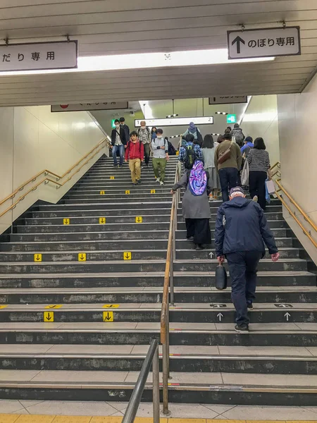 OSAKA KITA-KU, OSAKA-SHI, JAPÃO-NOVEMBRO 10, 2018: Commuters de — Fotografia de Stock