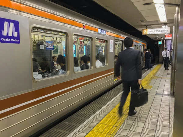 OSAKA, JAPÃO-NOV 8, 2018: Emborrecido empresário japonês caminha — Fotografia de Stock