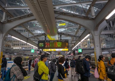Osaka, Japonya-10 Kasım 2018 : Yolcular kuyruğa bekliyor 