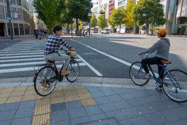 Himeji, Kobe, Japonya-10 Kasım 2018: İki bisikletçi gre bekliyor