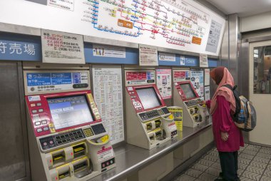 Osaka, Japonya-11 Kasım 2018: Tanımlanamayan Müslüman kadın satın aldı